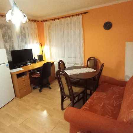 Rodinný apartmán s posedením pod košatým orechom. Trávnica Exterior foto