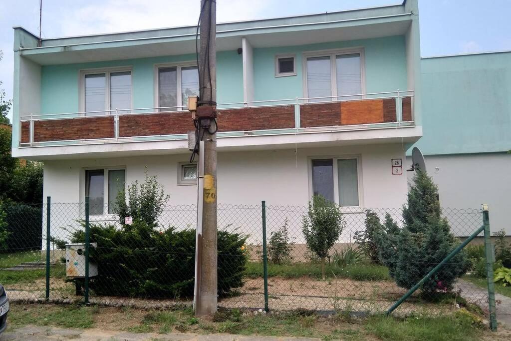 Rodinný apartmán s posedením pod košatým orechom. Trávnica Exterior foto