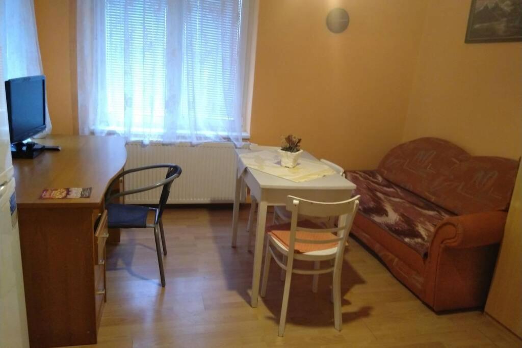 Rodinný apartmán s posedením pod košatým orechom. Trávnica Exterior foto