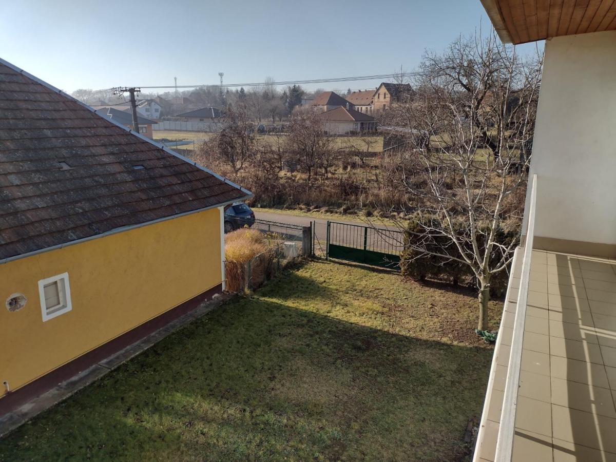 Rodinný apartmán s posedením pod košatým orechom. Trávnica Exterior foto