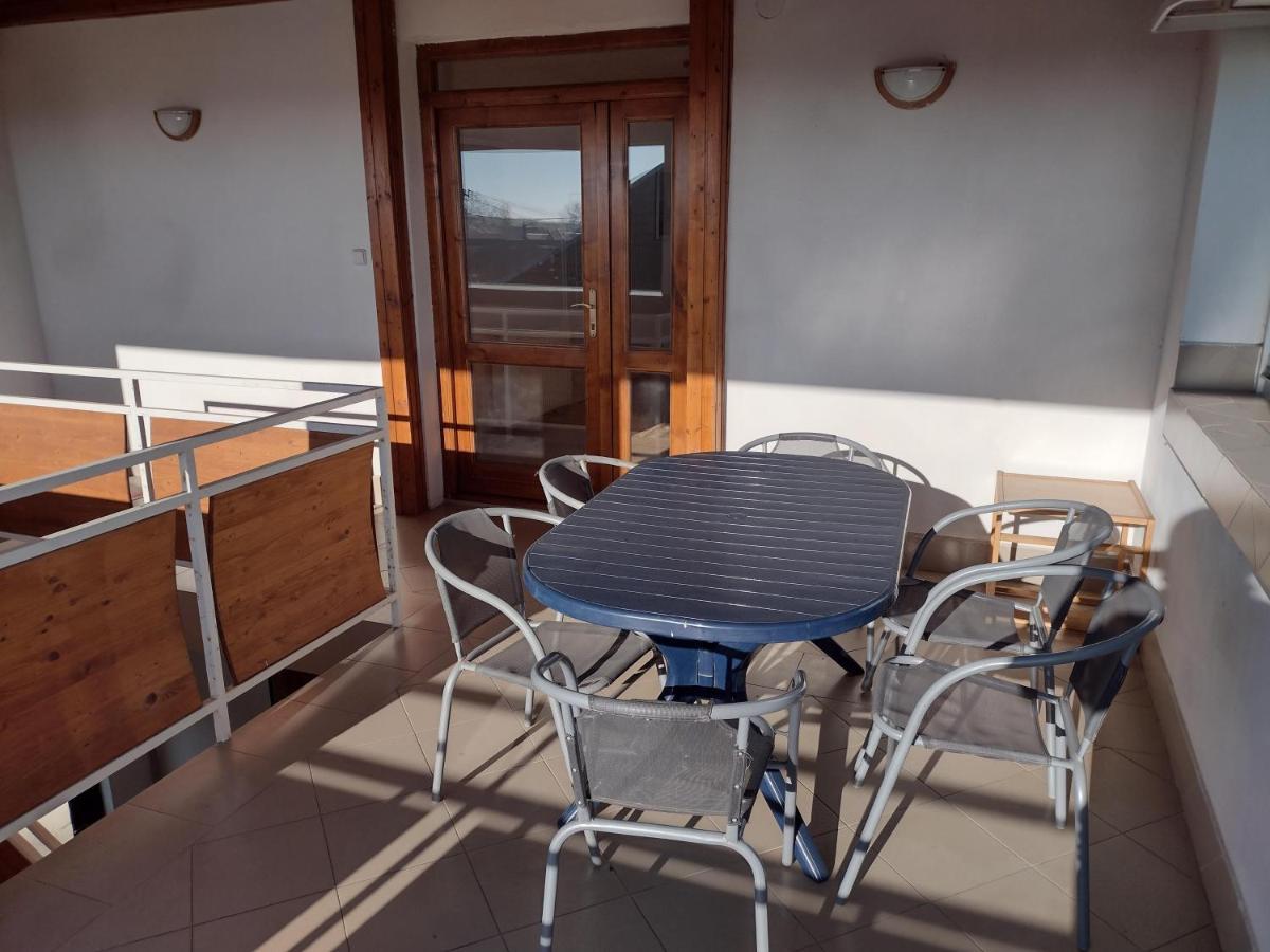Rodinný apartmán s posedením pod košatým orechom. Trávnica Exterior foto