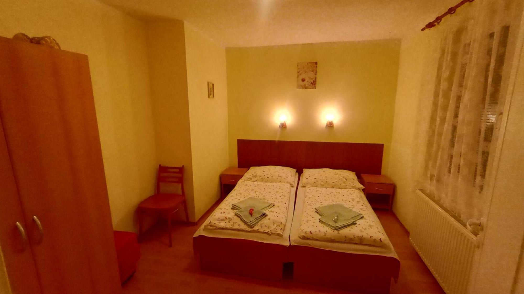 Rodinný apartmán s posedením pod košatým orechom. Trávnica Exterior foto